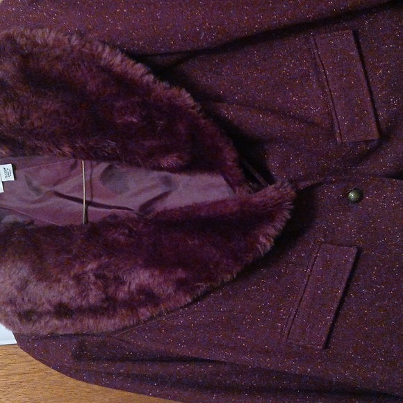 Short jacket with fur collar.  Gently used. I. Like new condition. - Picture 3 of 3